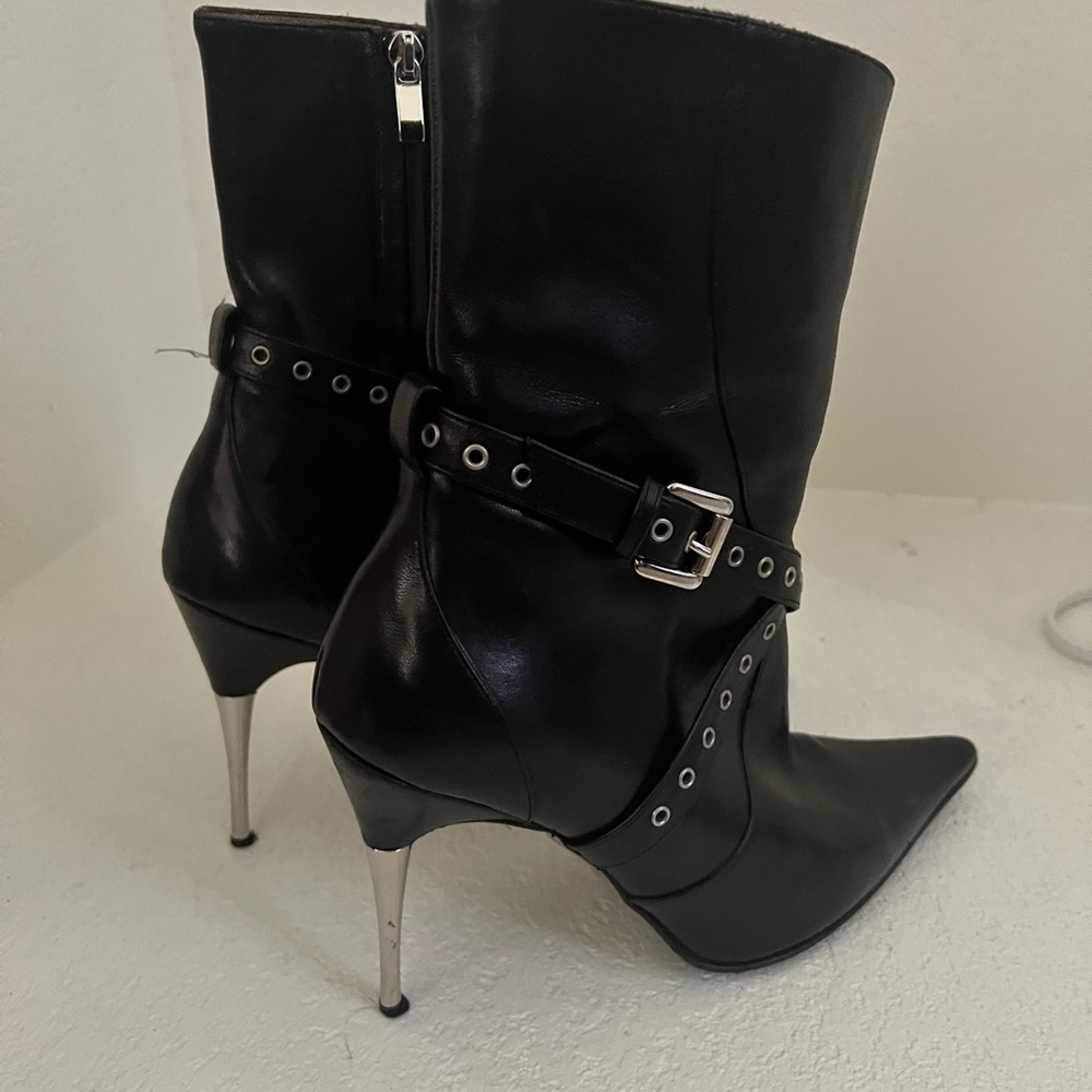 L’idea by Lori Women’s black leather ankle boots  Size 38